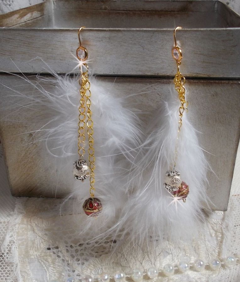 BO Douce Blanche aux plumes blanches, perles en plaqu&eacute; Or et Cuivre/Argent, crochets d'oreilles avec un cristal. Un look Am&eacute;rindien 