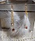 BO Douce Blanche aux plumes blanches, perles en plaqu&eacute; Or et Cuivre/Argent, crochets d'oreilles avec un cristal. Un look Am&eacute;rindien 