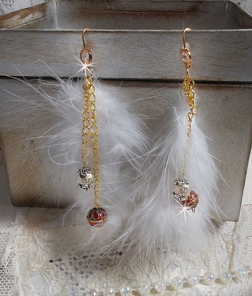 BO Douce Blanche aux plumes blanches, perles en plaqu&eacute; Or et Cuivre/Argent, crochets d'oreilles avec un cristal. Un look Am&eacute;rindien 