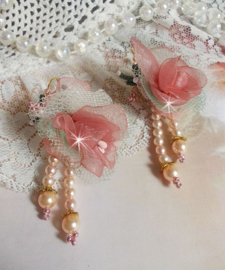 BO Douceur Poudr&eacute;e brod&eacute;es sur des cabochons dormeuses en Laiton avec du ruban velours, tulles, ruban Organza, &eacute;tamines, coupelles, cristaux, perles rondes en Verre et rocailles