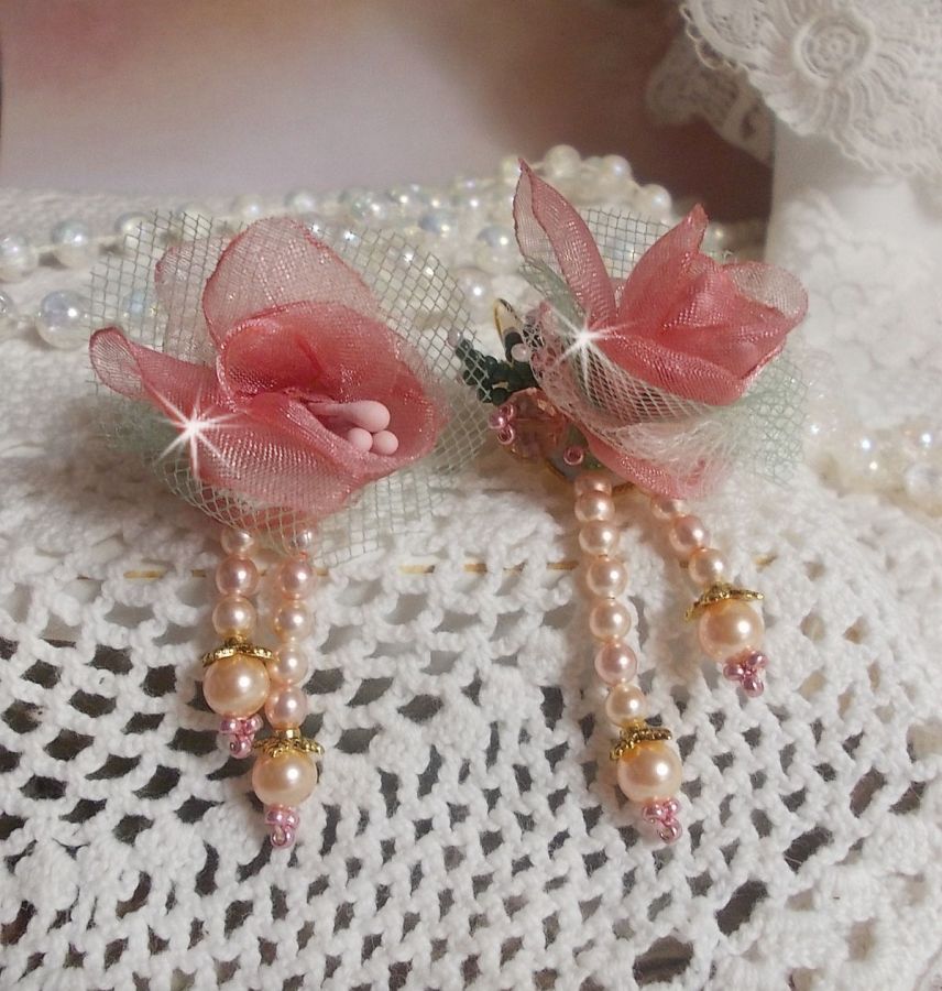 BO Douceur Poudr&eacute;e brod&eacute;es sur des cabochons dormeuses en Laiton avec du ruban velours, tulles, ruban Organza, &eacute;tamines, coupelles, cristaux, perles rondes en Verre et rocailles