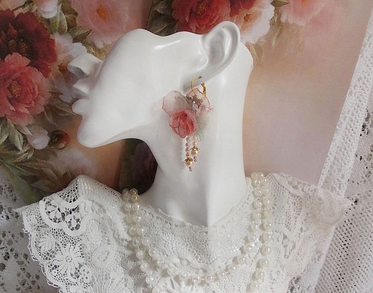 BO Douceur Poudr&eacute;e brod&eacute;es sur des cabochons dormeuses en Laiton avec du ruban velours, tulles, ruban Organza, &eacute;tamines, coupelles, cristaux, perles rondes en Verre et rocailles