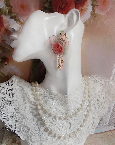 BO Douceur Poudr&eacute;e brod&eacute;es sur des cabochons dormeuses en Laiton avec du ruban velours, tulles, ruban Organza, &eacute;tamines, coupelles, cristaux, perles rondes en Verre et rocailles