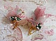 BO Douceur Poudr&eacute;e brod&eacute;es sur des cabochons dormeuses en Laiton avec du ruban velours, tulles, ruban Organza, &eacute;tamines, coupelles, cristaux, perles rondes en Verre et rocailles