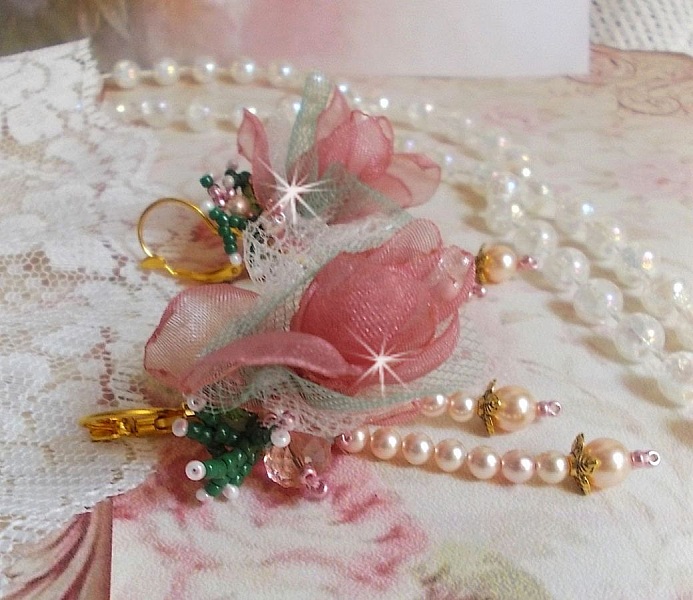 BO Douceur Poudr&eacute;e brod&eacute;es sur des cabochons dormeuses en Laiton avec du ruban velours, tulles, ruban Organza, &eacute;tamines, coupelles, cristaux, perles rondes en Verre et rocailles