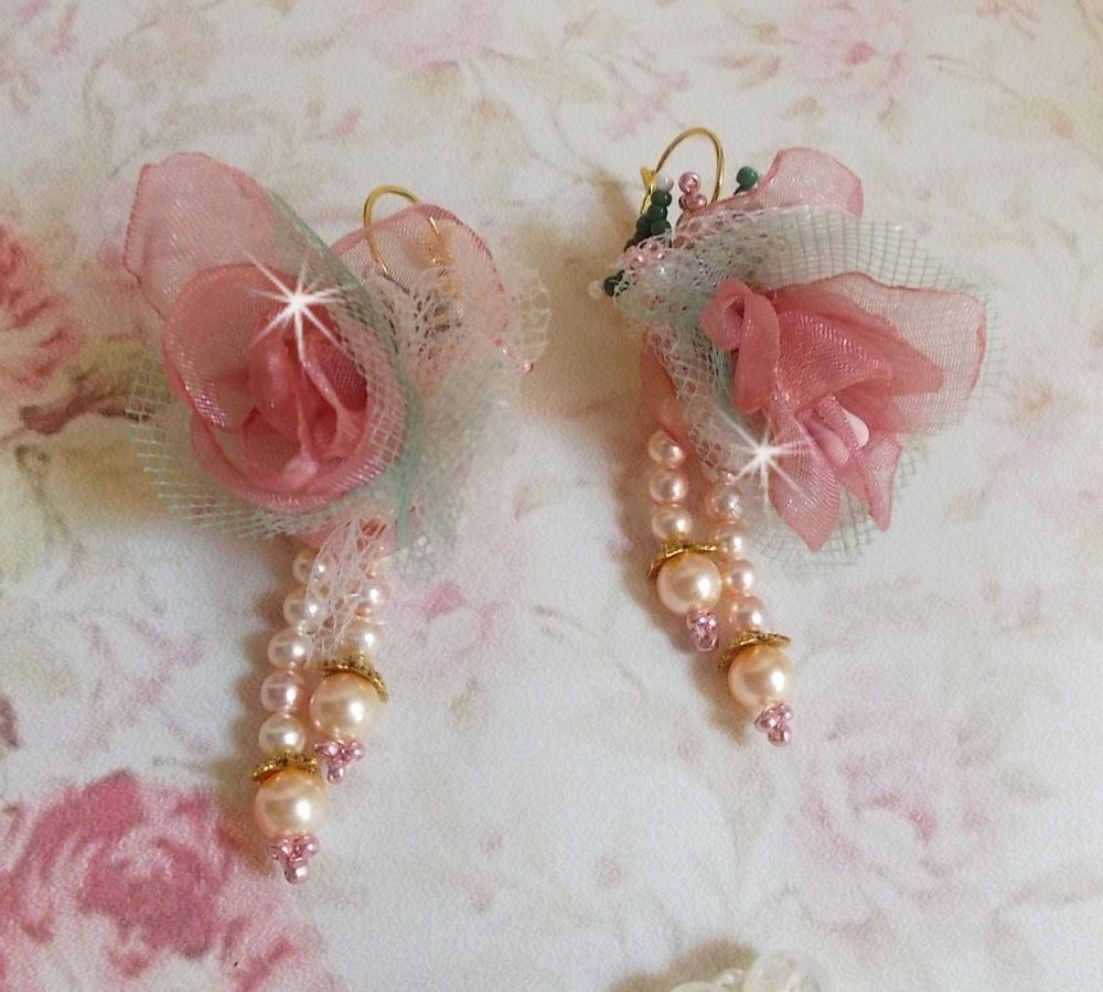 BO Douceur Poudr&eacute;e brod&eacute;es sur des cabochons dormeuses en Laiton avec du ruban velours, tulles, ruban Organza, &eacute;tamines, coupelles, cristaux, perles rondes en Verre et rocailles