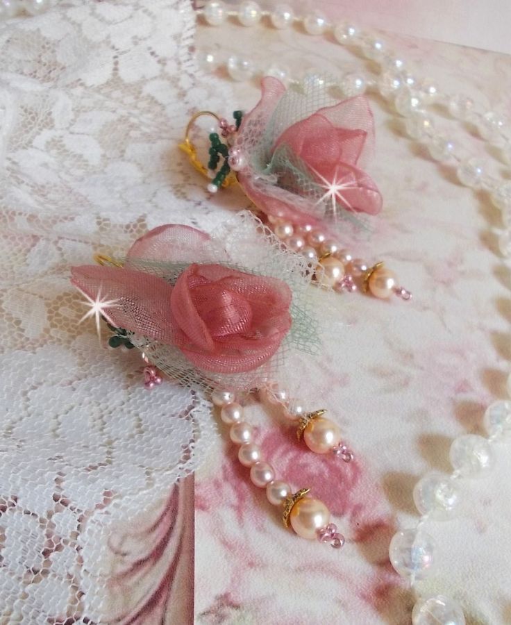 BO Douceur Poudr&eacute;e brod&eacute;es sur des cabochons dormeuses en Laiton avec du ruban velours, tulles, ruban Organza, &eacute;tamines, coupelles, cristaux, perles rondes en Verre et rocailles