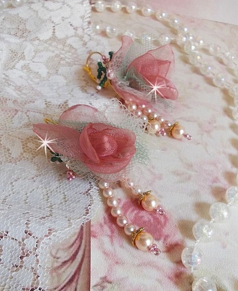 BO Douceur Poudr&eacute;e brod&eacute;es sur des cabochons dormeuses en Laiton avec du ruban velours, tulles, ruban Organza, &eacute;tamines, coupelles, cristaux, perles rondes en Verre et rocailles