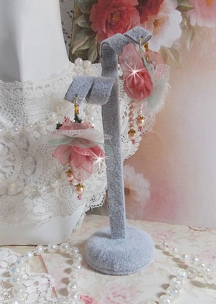 BO Douceur Poudr&eacute;e brod&eacute;es sur des cabochons dormeuses en Laiton avec du ruban velours, tulles, ruban Organza, &eacute;tamines, coupelles, cristaux, perles rondes en Verre et rocailles