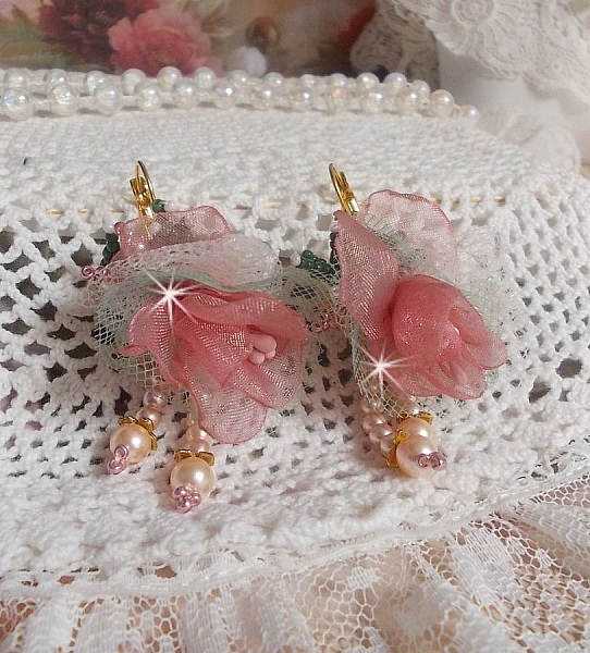 BO Douceur Poudr&eacute;e brod&eacute;es sur des cabochons dormeuses en Laiton avec du ruban velours, tulles, ruban Organza, &eacute;tamines, coupelles, cristaux, perles rondes en Verre et rocailles