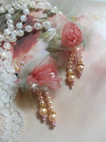 BO Douceur Poudr&eacute;e brod&eacute;es sur des cabochons dormeuses en Laiton avec du ruban velours, tulles, ruban Organza, &eacute;tamines, coupelles, cristaux, perles rondes en Verre et rocailles