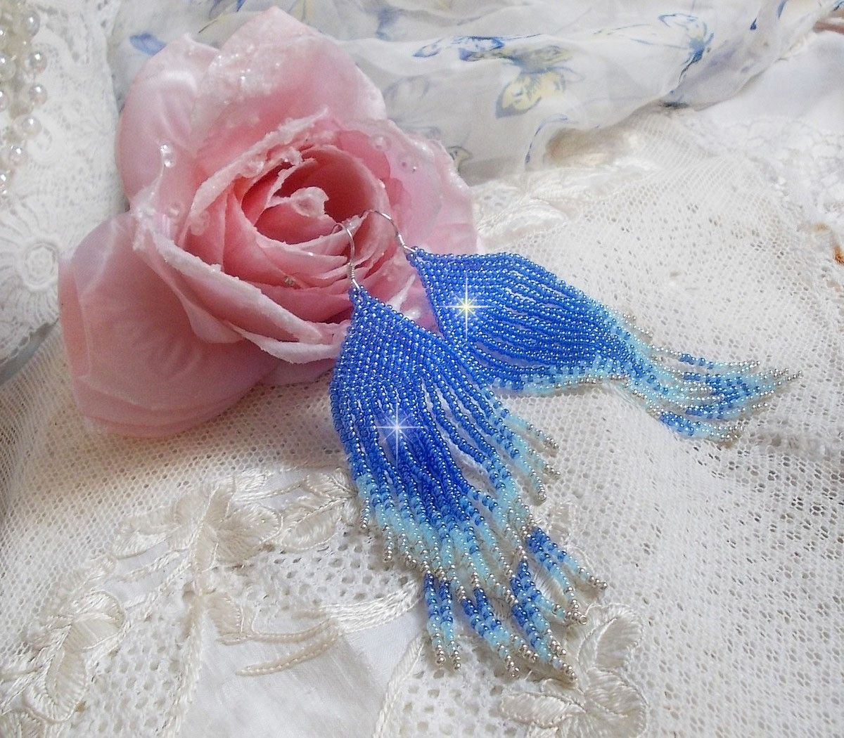 BO Doux R&ecirc;ves Bleut&eacute;s aux rocailles de qualit&eacute; en verre dans les nuances de Bleu et d&rsquo;Argent. Une belle conception pour un design exceptionnelle. Le tout est mont&eacute; sur crochets en Argent 925