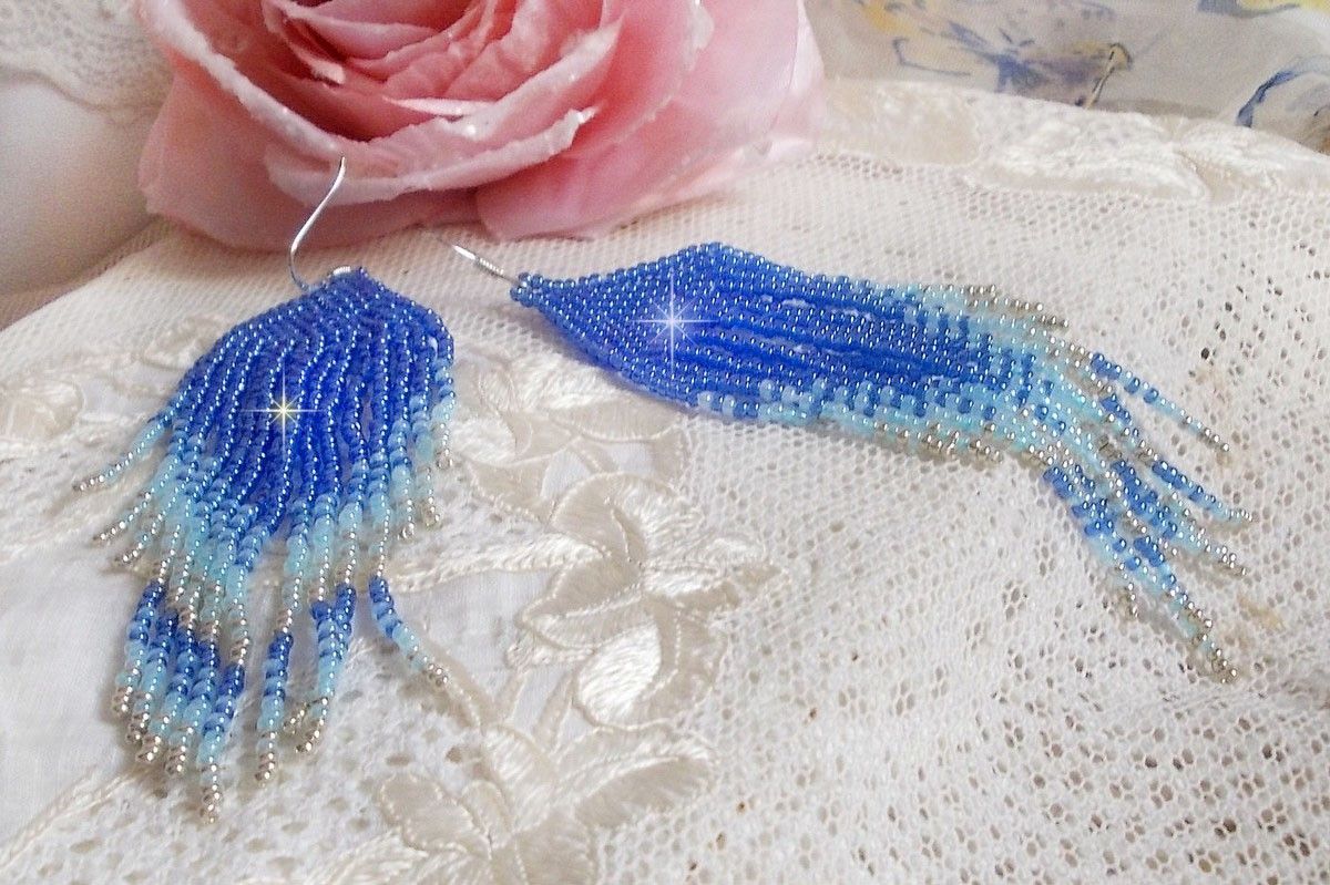 BO Doux R&ecirc;ves Bleut&eacute;s aux rocailles de qualit&eacute; en verre dans les nuances de Bleu et d&rsquo;Argent. Une belle conception pour un design exceptionnelle. Le tout est mont&eacute; sur crochets en Argent 925