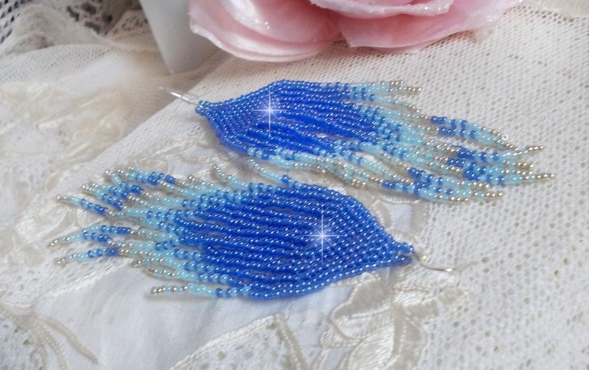 BO Doux R&ecirc;ves Bleut&eacute;s aux rocailles de qualit&eacute; en verre dans les nuances de Bleu et d&rsquo;Argent. Une belle conception pour un design exceptionnelle. Le tout est mont&eacute; sur crochets en Argent 925