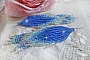 BO Doux R&ecirc;ves Bleut&eacute;s aux rocailles de qualit&eacute; en verre dans les nuances de Bleu et d&rsquo;Argent. Une belle conception pour un design exceptionnelle. Le tout est mont&eacute; sur crochets en Argent 925