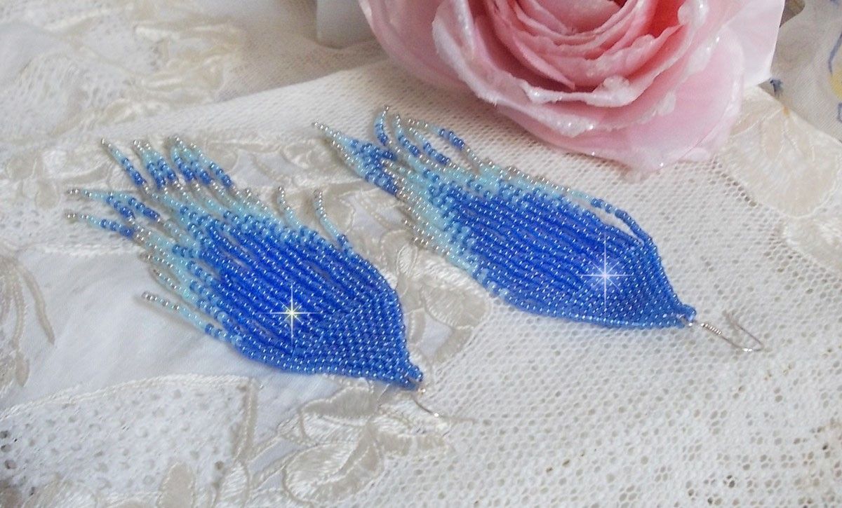 BO Doux R&ecirc;ves Bleut&eacute;s aux rocailles de qualit&eacute; en verre dans les nuances de Bleu et d&rsquo;Argent. Une belle conception pour un design exceptionnelle. Le tout est mont&eacute; sur crochets en Argent 925