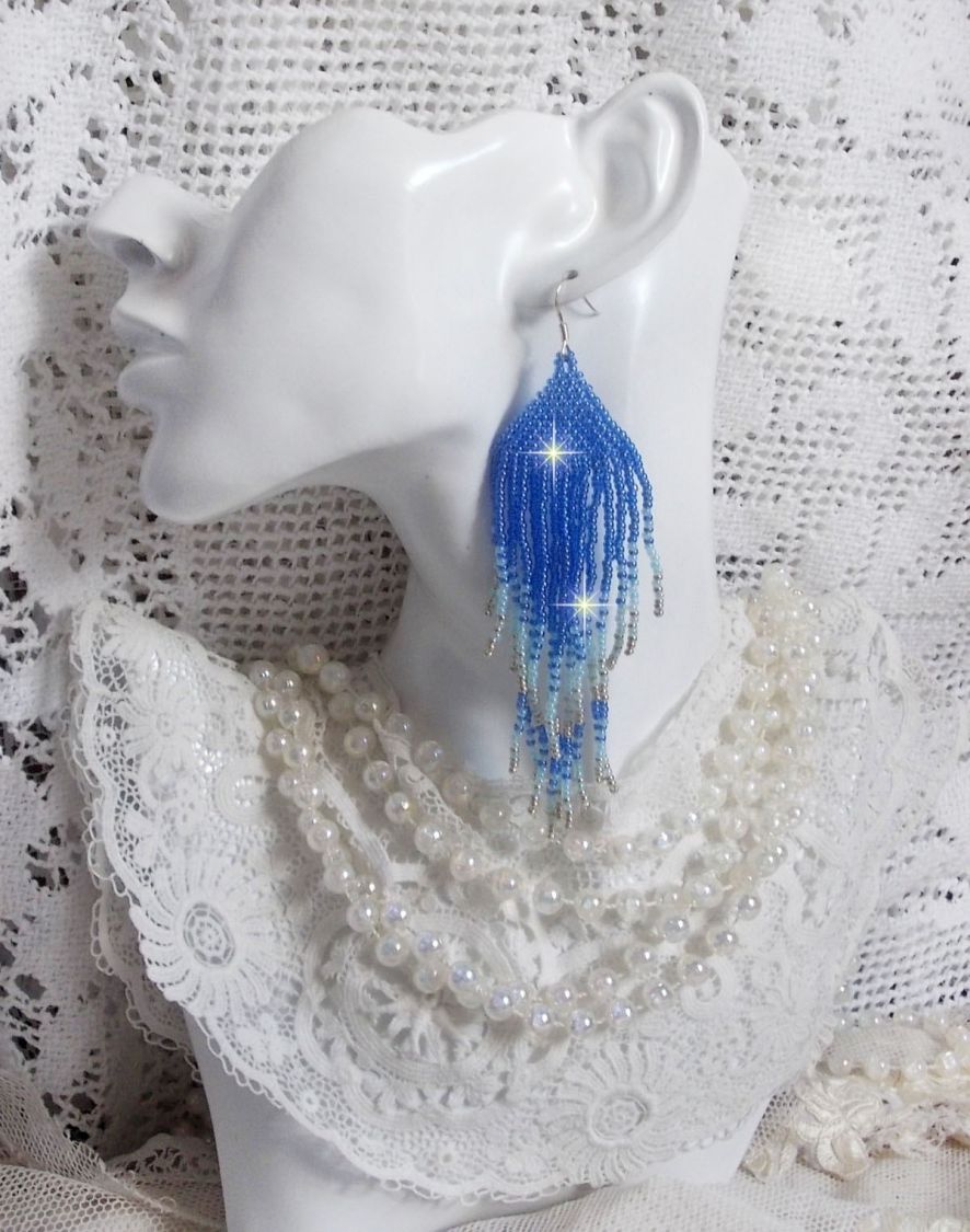BO Doux R&ecirc;ves Bleut&eacute;s aux rocailles de qualit&eacute; en verre dans les nuances de Bleu et d&rsquo;Argent. Une belle conception pour un design exceptionnelle. Le tout est mont&eacute; sur crochets en Argent 925
