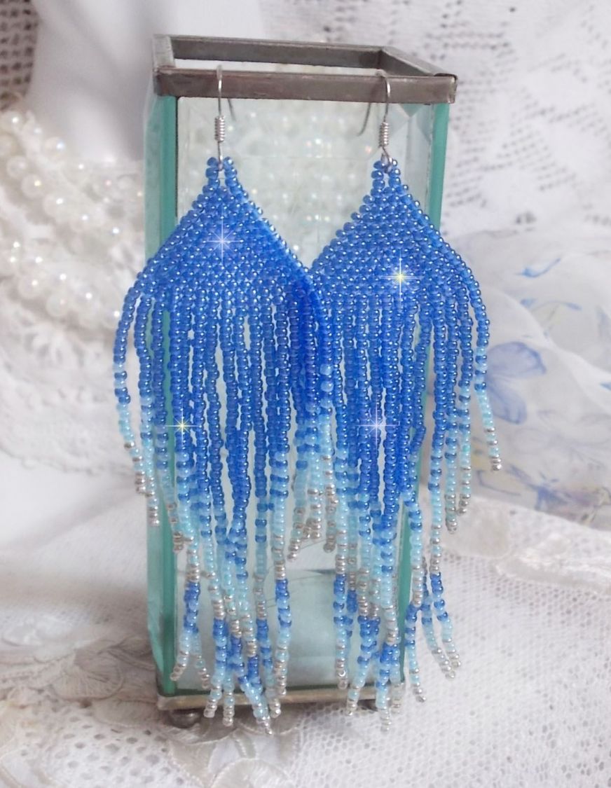BO Doux R&ecirc;ves Bleut&eacute;s aux rocailles de qualit&eacute; en verre dans les nuances de Bleu et d&rsquo;Argent. Une belle conception pour un design exceptionnelle. Le tout est mont&eacute; sur crochets en Argent 925