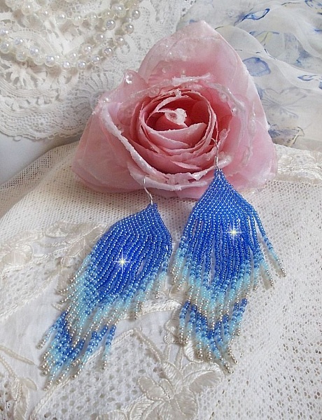 BO Doux R&ecirc;ves Bleut&eacute;s aux rocailles de qualit&eacute; en verre dans les nuances de Bleu et d&rsquo;Argent. Une belle conception pour un design exceptionnelle. Le tout est mont&eacute; sur crochets en Argent 925