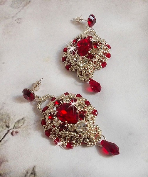 BO Drigon Red brod&eacute;es avec des cabochons Rouge, Cristal et Argent&eacute;, repr&eacute;sentant une femme Dragon &agrave; laquelle s&rsquo;ajoute des strass, rocailles, facettes et clous d&rsquo;oreilles Argent 925. Esprit Asiatique !