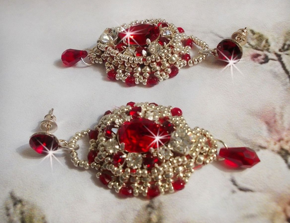 BO Drigon Red brod&eacute;es avec des cabochons Rouge, Cristal et Argent&eacute;, repr&eacute;sentant une femme Dragon &agrave; laquelle s&rsquo;ajoute des strass, rocailles, facettes et clous d&rsquo;oreilles Argent 925. Esprit Asiatique !