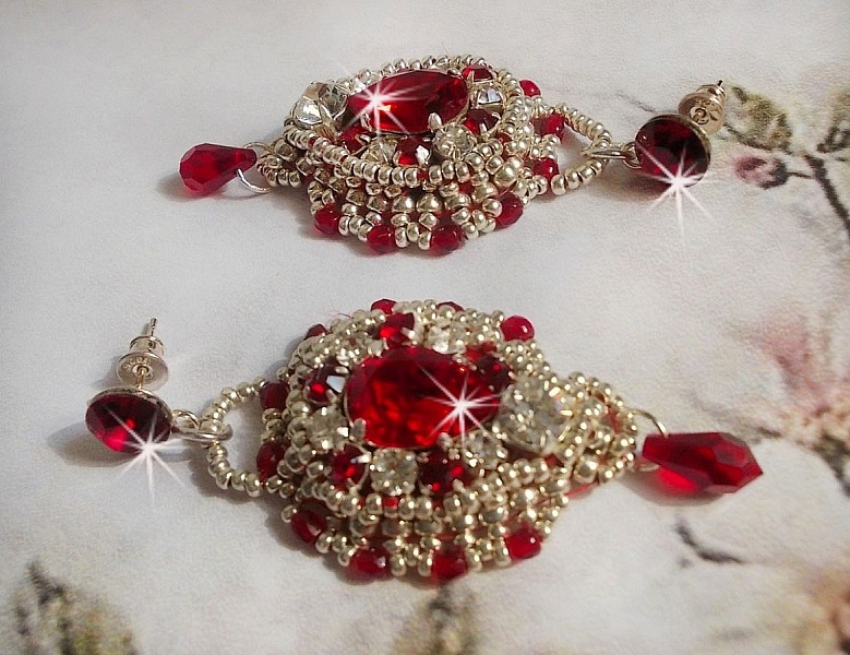 BO Drigon Red brod&eacute;es avec des cabochons Rouge, Cristal et Argent&eacute;, repr&eacute;sentant une femme Dragon &agrave; laquelle s&rsquo;ajoute des strass, rocailles, facettes et clous d&rsquo;oreilles Argent 925. Esprit Asiatique !