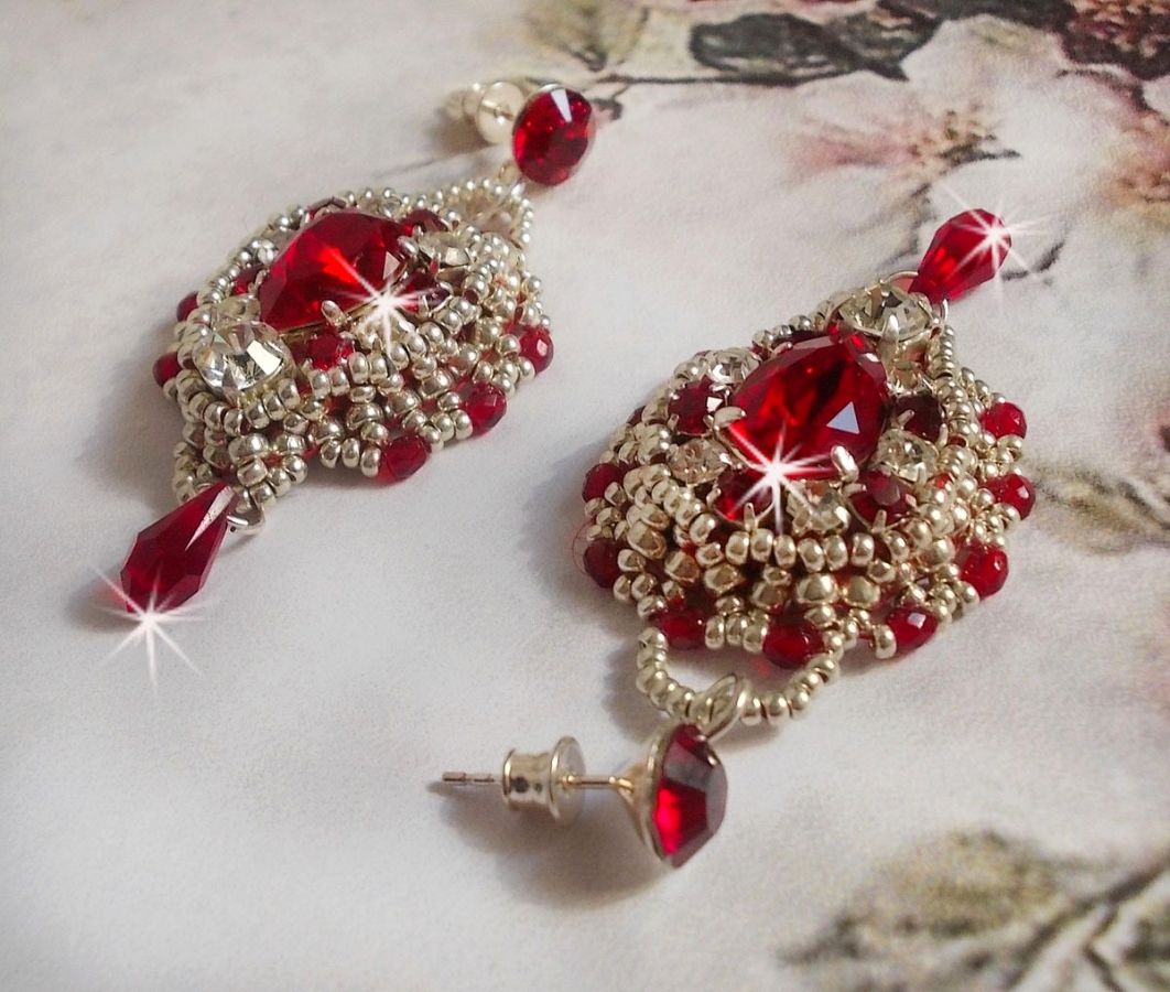 BO Drigon Red brod&eacute;es avec des cabochons Rouge, Cristal et Argent&eacute;, repr&eacute;sentant une femme Dragon &agrave; laquelle s&rsquo;ajoute des strass, rocailles, facettes et clous d&rsquo;oreilles Argent 925. Esprit Asiatique !