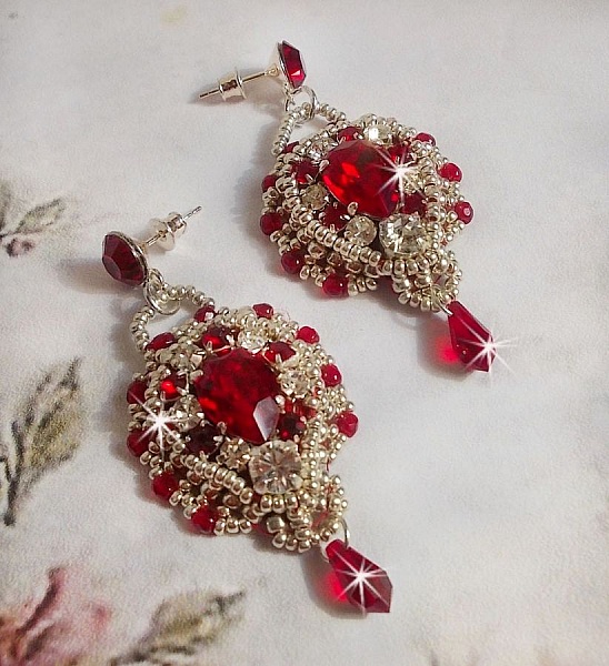 BO Drigon Red brod&eacute;es avec des cabochons Rouge, Cristal et Argent&eacute;, repr&eacute;sentant une femme Dragon &agrave; laquelle s&rsquo;ajoute des strass, rocailles, facettes et clous d&rsquo;oreilles Argent 925. Esprit Asiatique !
