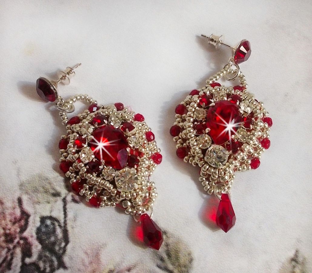 BO Drigon Red brod&eacute;es avec des cabochons Rouge, Cristal et Argent&eacute;, repr&eacute;sentant une femme Dragon &agrave; laquelle s&rsquo;ajoute des strass, rocailles, facettes et clous d&rsquo;oreilles Argent 925. Esprit Asiatique !