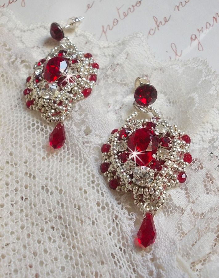 BO Drigon Red brod&eacute;es avec des cabochons Rouge, Cristal et Argent&eacute;, repr&eacute;sentant une femme Dragon &agrave; laquelle s&rsquo;ajoute des strass, rocailles, facettes et clous d&rsquo;oreilles Argent 925. Esprit Asiatique !