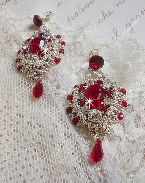 BO Drigon Red brod&eacute;es avec des cabochons Rouge, Cristal et Argent&eacute;, repr&eacute;sentant une femme Dragon &agrave; laquelle s&rsquo;ajoute des strass, rocailles, facettes et clous d&rsquo;oreilles Argent 925. Esprit Asiatique !