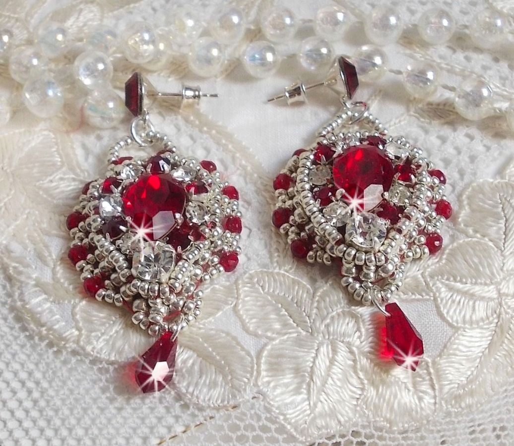 BO Drigon Red brod&eacute;es avec des cabochons Rouge, Cristal et Argent&eacute;, repr&eacute;sentant une femme Dragon &agrave; laquelle s&rsquo;ajoute des strass, rocailles, facettes et clous d&rsquo;oreilles Argent 925. Esprit Asiatique !