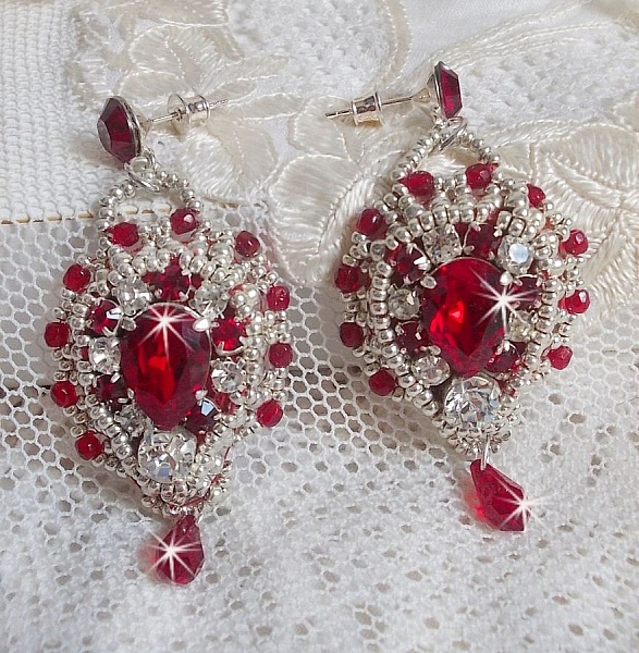 BO Drigon Red brod&eacute;es avec des cabochons Rouge, Cristal et Argent&eacute;, repr&eacute;sentant une femme Dragon &agrave; laquelle s&rsquo;ajoute des strass, rocailles, facettes et clous d&rsquo;oreilles Argent 925. Esprit Asiatique !
