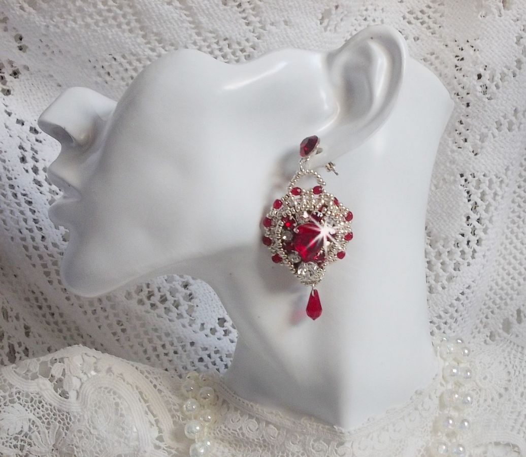 BO Drigon Red brod&eacute;es avec des cabochons Rouge, Cristal et Argent&eacute;, repr&eacute;sentant une femme Dragon &agrave; laquelle s&rsquo;ajoute des strass, rocailles, facettes et clous d&rsquo;oreilles Argent 925. Esprit Asiatique !