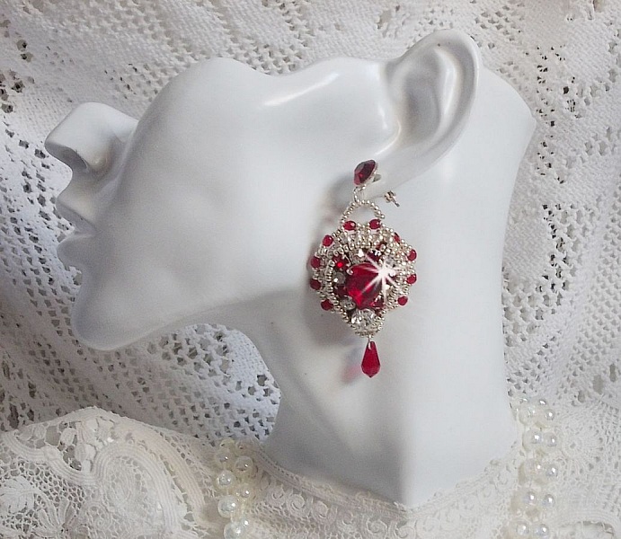 BO Drigon Red brod&eacute;es avec des cabochons Rouge, Cristal et Argent&eacute;, repr&eacute;sentant une femme Dragon &agrave; laquelle s&rsquo;ajoute des strass, rocailles, facettes et clous d&rsquo;oreilles Argent 925. Esprit Asiatique !