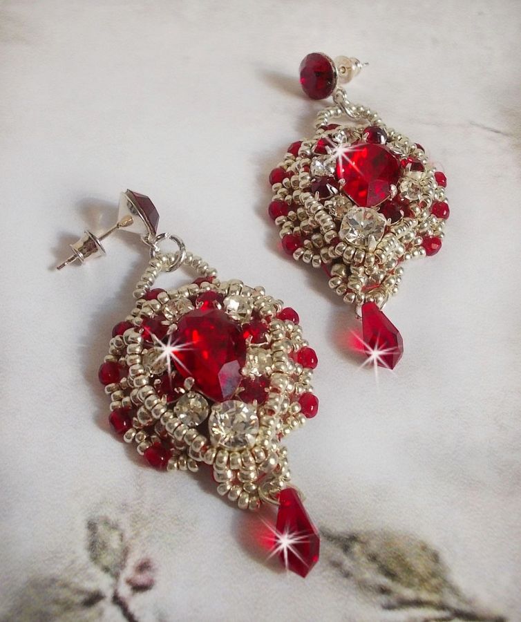 BO Drigon Red brod&eacute;es avec des cabochons Rouge, Cristal et Argent&eacute;, repr&eacute;sentant une femme Dragon &agrave; laquelle s&rsquo;ajoute des strass, rocailles, facettes et clous d&rsquo;oreilles Argent 925. Esprit Asiatique !