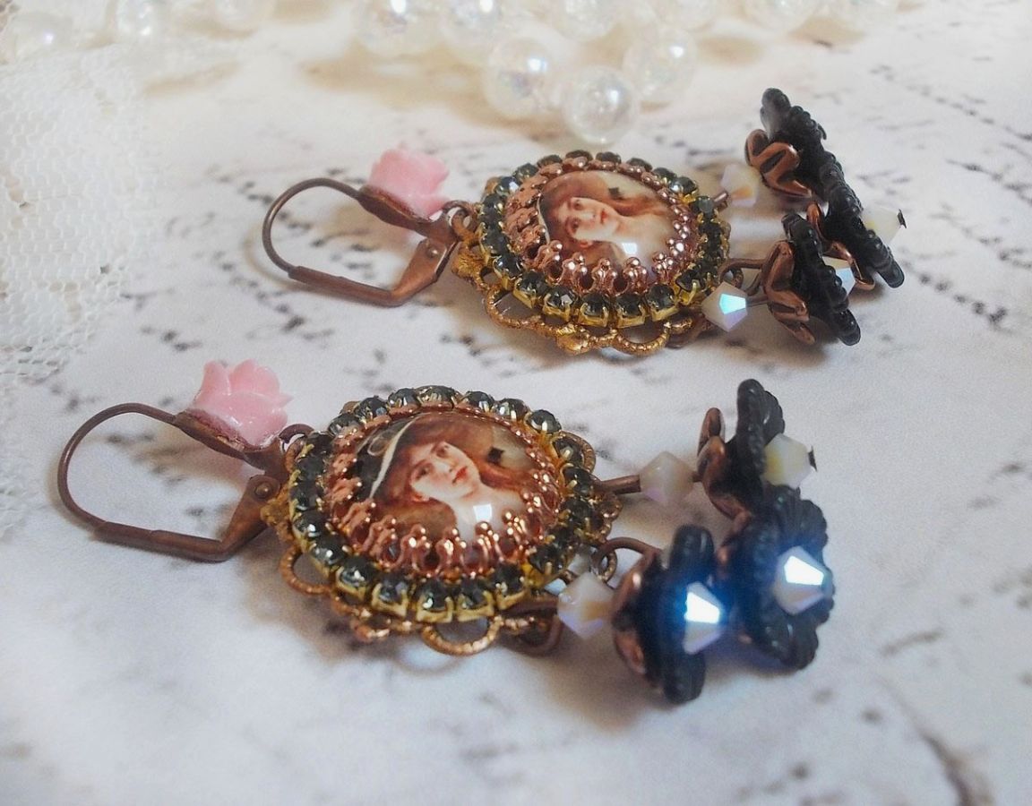 BO El&eacute;gant Black Hat avec une femme aux cheveux roux orn&eacute;e d&rsquo;une cha&icirc;ne strass, cristaux, fleurs lucites mont&eacute;s sur estampes, cabochons roses, dormeuses en laiton et breloques en m&eacute;tal, style vintage