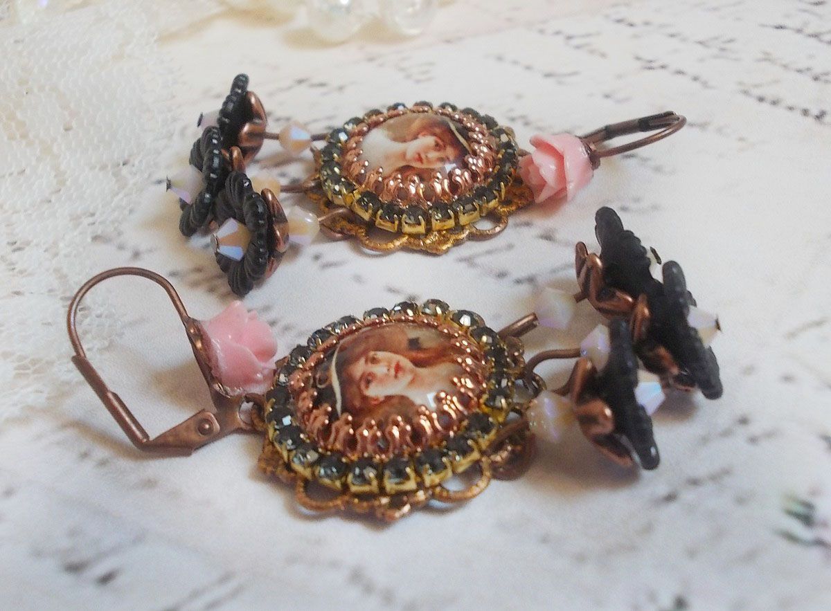 BO El&eacute;gant Black Hat avec une femme aux cheveux roux orn&eacute;e d&rsquo;une cha&icirc;ne strass, cristaux, fleurs lucites mont&eacute;s sur estampes, cabochons roses, dormeuses en laiton et breloques en m&eacute;tal, style vintage