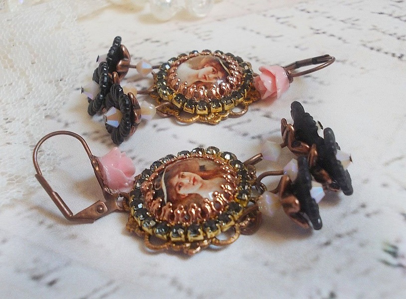 BO El&eacute;gant Black Hat avec une femme aux cheveux roux orn&eacute;e d&rsquo;une cha&icirc;ne strass, cristaux, fleurs lucites mont&eacute;s sur estampes, cabochons roses, dormeuses en laiton et breloques en m&eacute;tal, style vintage