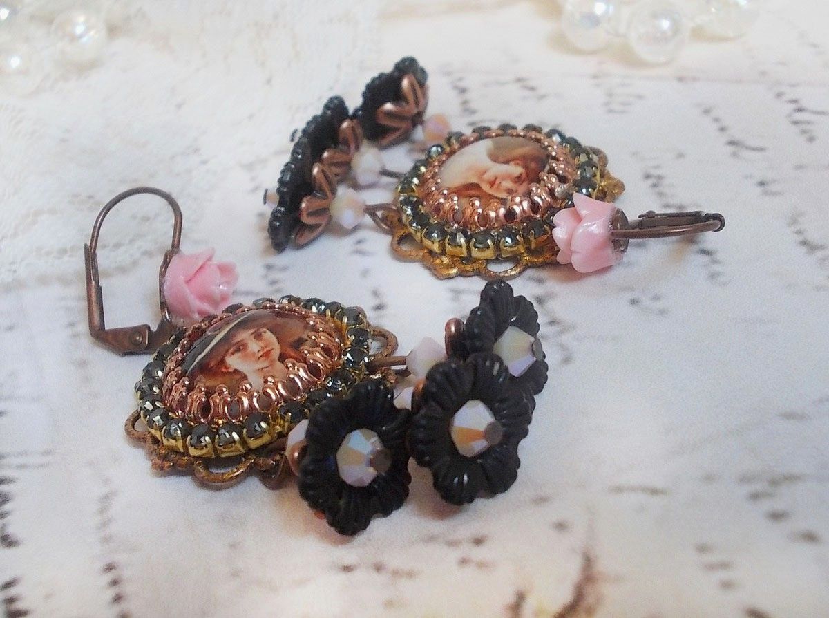 BO El&eacute;gant Black Hat avec une femme aux cheveux roux orn&eacute;e d&rsquo;une cha&icirc;ne strass, cristaux, fleurs lucites mont&eacute;s sur estampes, cabochons roses, dormeuses en laiton et breloques en m&eacute;tal, style vintage