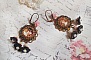 BO El&eacute;gant Black Hat avec une femme aux cheveux roux orn&eacute;e d&rsquo;une cha&icirc;ne strass, cristaux, fleurs lucites mont&eacute;s sur estampes, cabochons roses, dormeuses en laiton et breloques en m&eacute;tal, style vintage