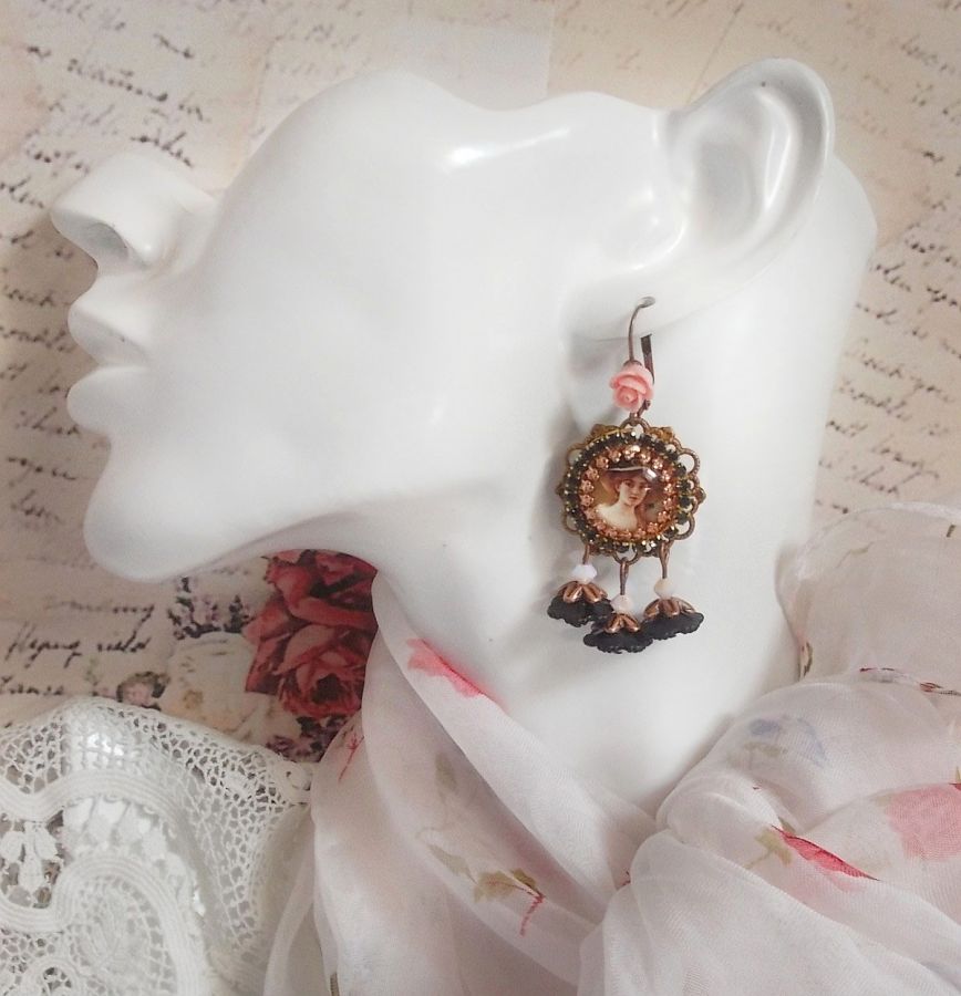 BO El&eacute;gant Black Hat avec une femme aux cheveux roux orn&eacute;e d&rsquo;une cha&icirc;ne strass, cristaux, fleurs lucites mont&eacute;s sur estampes, cabochons roses, dormeuses en laiton et breloques en m&eacute;tal, style vintage