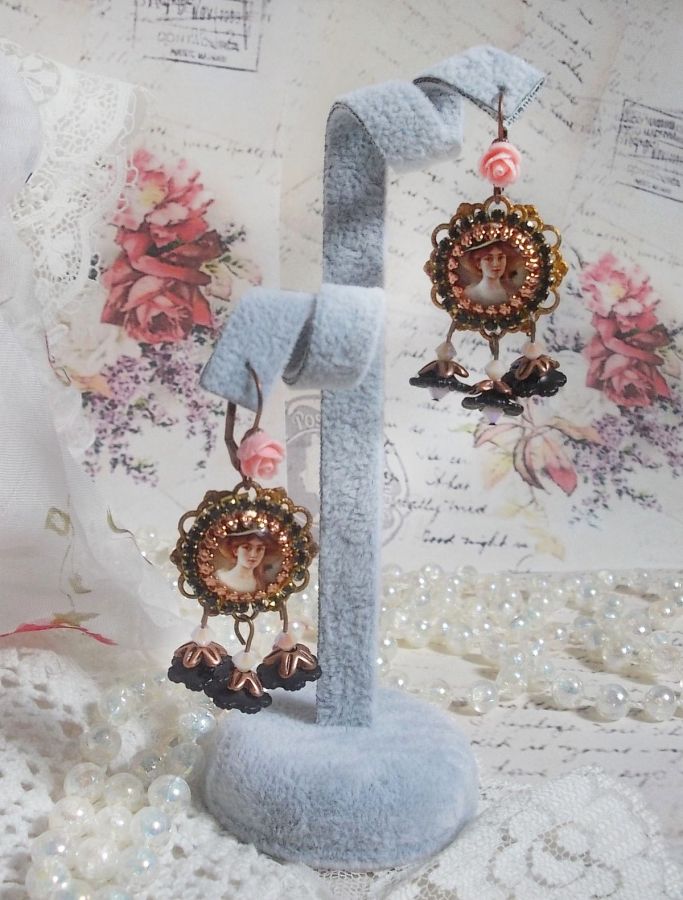 BO El&eacute;gant Black Hat avec une femme aux cheveux roux orn&eacute;e d&rsquo;une cha&icirc;ne strass, cristaux, fleurs lucites mont&eacute;s sur estampes, cabochons roses, dormeuses en laiton et breloques en m&eacute;tal, style vintage