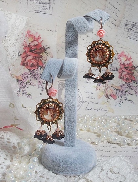 BO El&eacute;gant Black Hat avec une femme aux cheveux roux orn&eacute;e d&rsquo;une cha&icirc;ne strass, cristaux, fleurs lucites mont&eacute;s sur estampes, cabochons roses, dormeuses en laiton et breloques en m&eacute;tal, style vintage