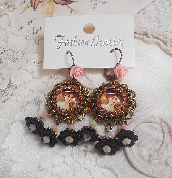 BO El&eacute;gant Black Hat avec une femme aux cheveux roux orn&eacute;e d&rsquo;une cha&icirc;ne strass, cristaux, fleurs lucites mont&eacute;s sur estampes, cabochons roses, dormeuses en laiton et breloques en m&eacute;tal, style vintage