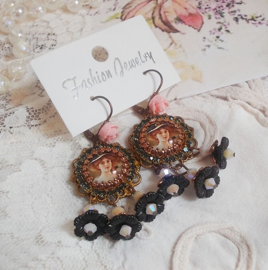 BO El&eacute;gant Black Hat avec une femme aux cheveux roux orn&eacute;e d&rsquo;une cha&icirc;ne strass, cristaux, fleurs lucites mont&eacute;s sur estampes, cabochons roses, dormeuses en laiton et breloques en m&eacute;tal, style vintage