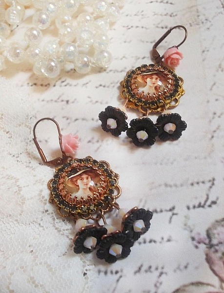 BO El&eacute;gant Black Hat avec une femme aux cheveux roux orn&eacute;e d&rsquo;une cha&icirc;ne strass, cristaux, fleurs lucites mont&eacute;s sur estampes, cabochons roses, dormeuses en laiton et breloques en m&eacute;tal, style vintage