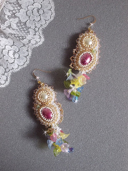 BO Envol&eacute;e Fleurie brod&eacute;es avec des cabochons ovales et ronds aux couleurs : Light Fuchsia et Ivoire, orn&eacute;s de perles rondes, fleurs Lucites et rocailles. Mont&eacute;es sur crochets en Gold Filled 14 carats