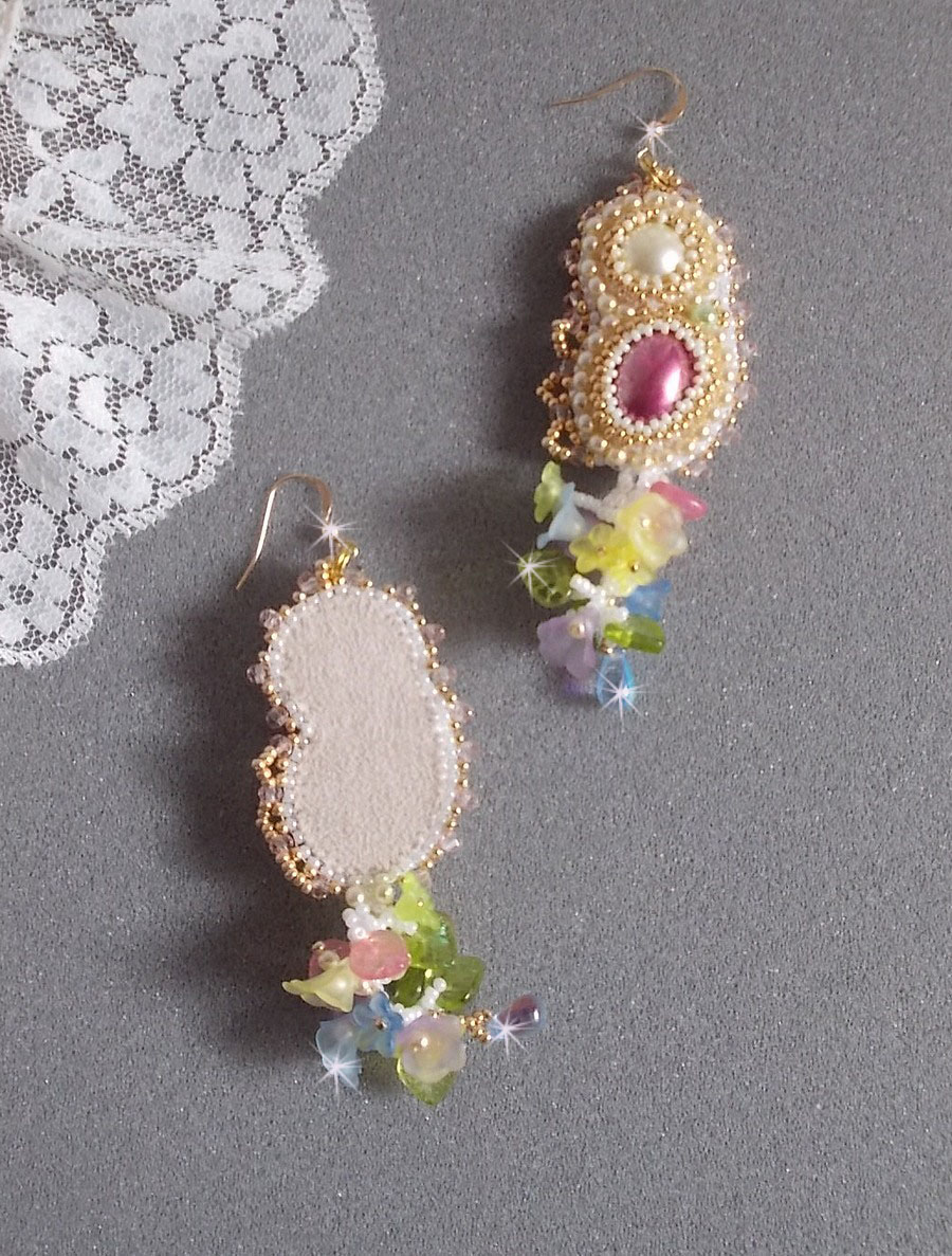 BO Envol&eacute;e Fleurie brod&eacute;es avec des cabochons ovales et ronds aux couleurs : Light Fuchsia et Ivoire, orn&eacute;s de perles rondes, fleurs Lucites et rocailles. Mont&eacute;es sur crochets en Gold Filled 14 carats