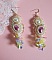 BO Envol&eacute;e Fleurie brod&eacute;es avec des cabochons ovales et ronds aux couleurs : Light Fuchsia et Ivoire, orn&eacute;s de perles rondes, fleurs Lucites et rocailles. Mont&eacute;es sur crochets en Gold Filled 14 carats